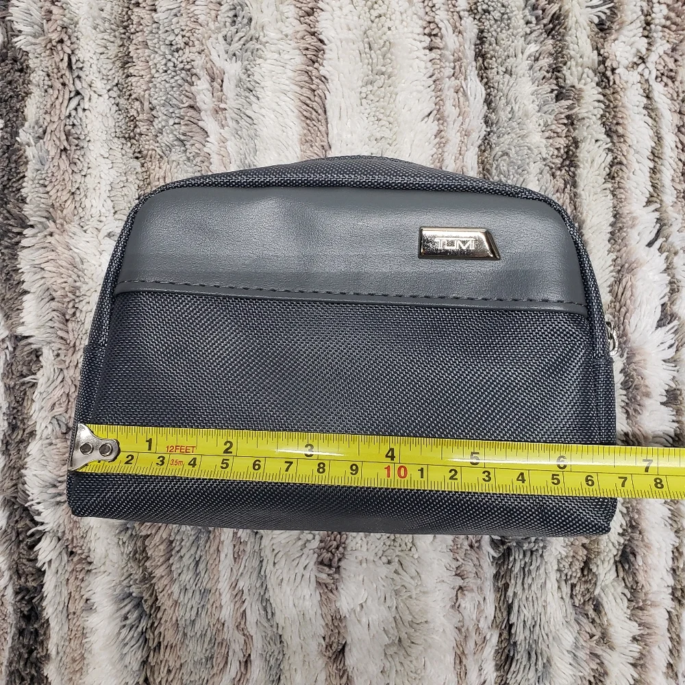 TUMI For Delta Lined Toiletries Bag With Zipper And Silver TUMI Logo